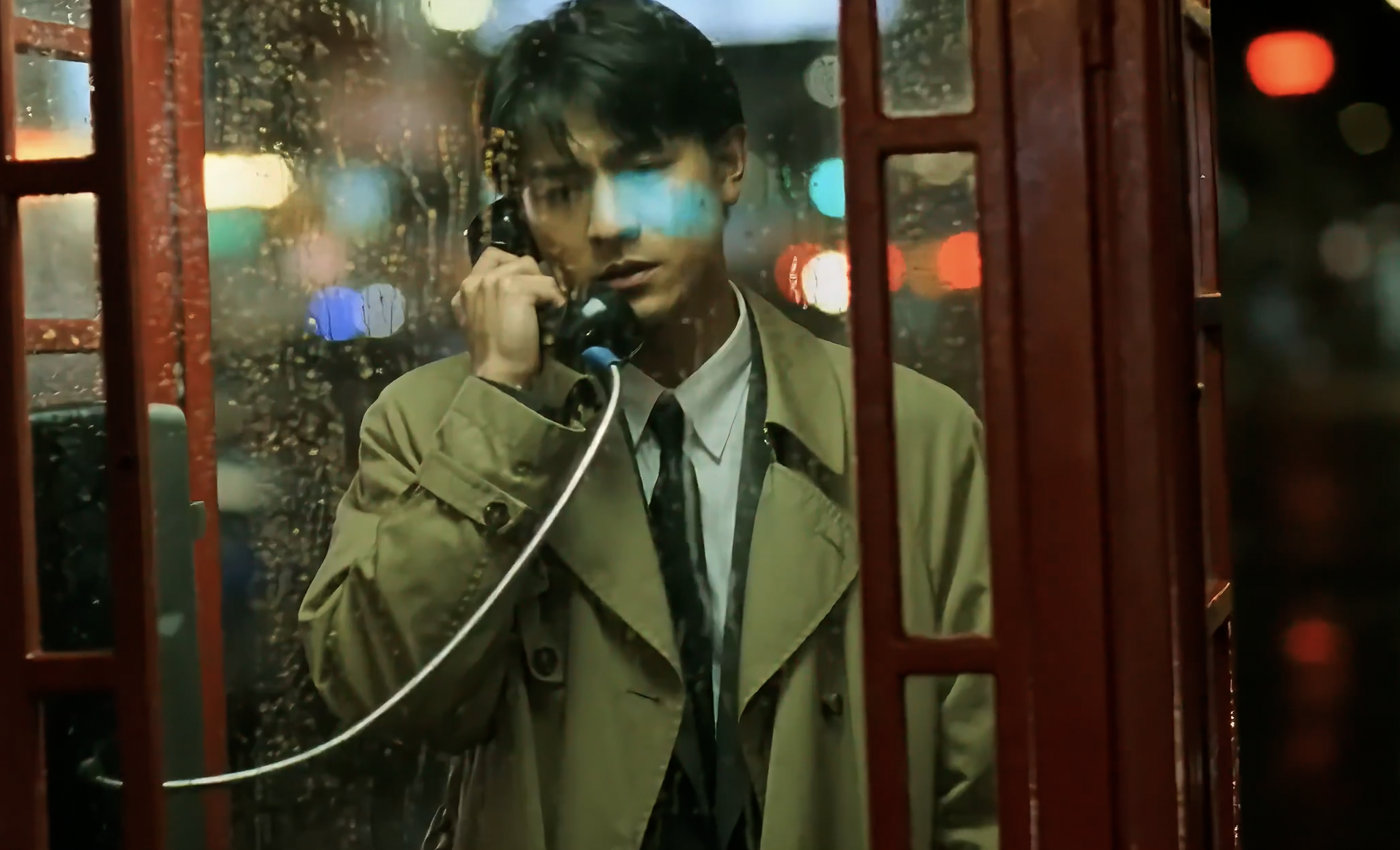 ウォン・カーウァイの映画スタイル（雨の公衆電話ボックスシーン）